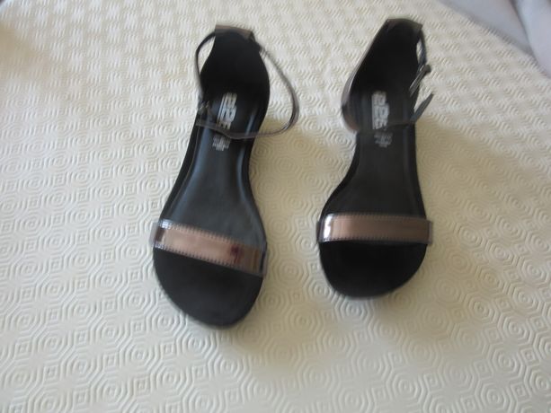Chaussures noires et argentees